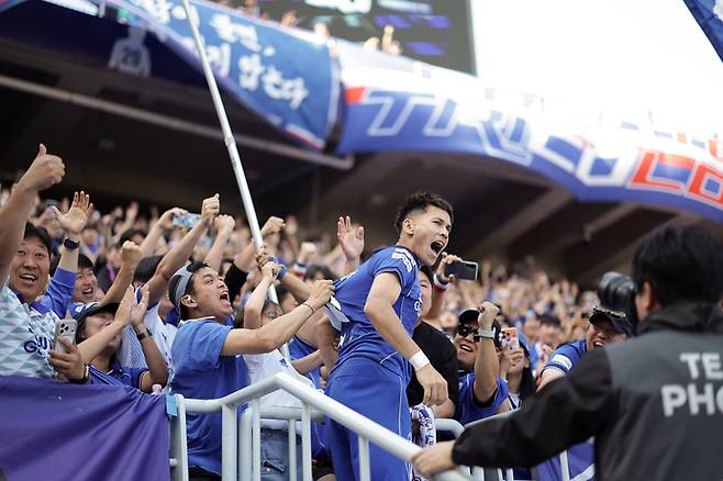 25일 수원월드컵경기장서 열린 하나은행 K리그2 9라운드 경기서 수원 삼성 헤이스가 전남을 상대로 결승골을 터트린후 관중석으로 뛰어 올라가 세리머니를 하고 있다. 사진=한국프로축구연맹