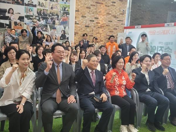 개혁신당 송진영 오산시장 예비후보가 25일 오후 1시 선거사무소 개소식을 열고 본격적인 선거전에 돌입했다. 개소식에는 이준석 당대표, 천하람 원내대표, 이주영 정책위의장 등 지도부가 총출동했다.[사진출처 = 변승희기자]