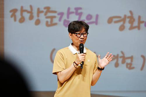 ◇영화 ‘왕과 사는 남자’를 연출한 장항준 감독이 영화의 주 촬영지인 영월을 1년여 만에 찾아 강연을 펼치고 있다.