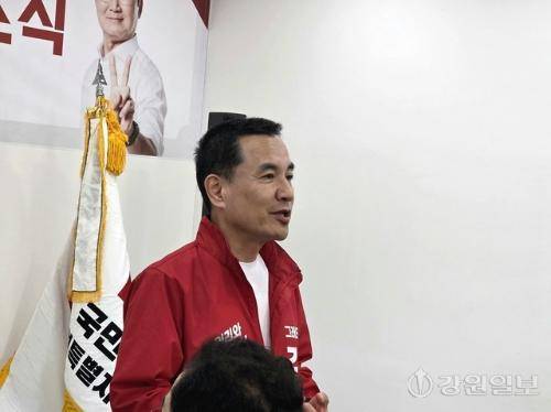 ◇김진태 국민의힘 강원특별자치도지사 후보가 25일 정광열 국민의힘 춘천시장 후보 선거 사무소 개소식에 참석해 지지 발언을 하고 있다.