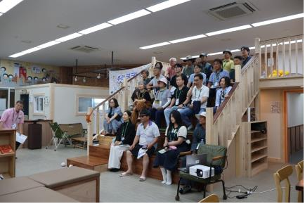 상주시 주민주도형 마을 리빙랩 마을연구원들이 마을에서 운영하는 작은도서관 브랜딩 사례에 대해 설명 듣고 있다.