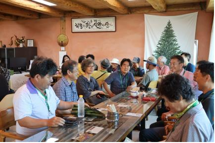 상주시 주민주도형 마을 리빙랩 연구원들이 농촌 체험 휴양마을의 공동체 운영 사례에 대해 토론하고 있다.