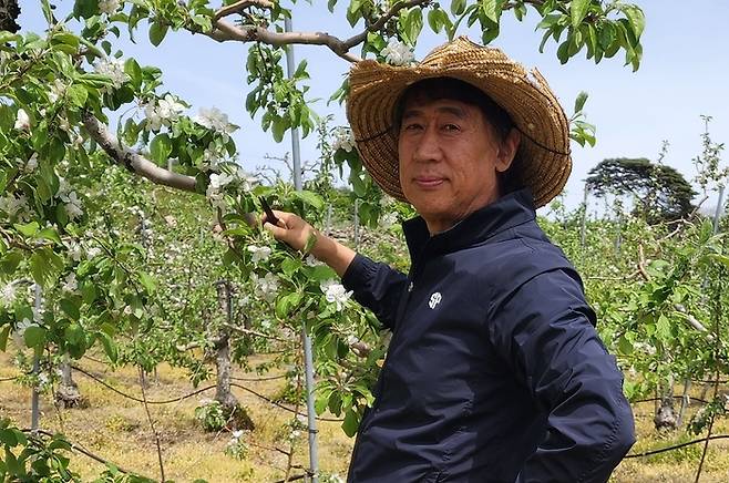 영주시 부석면 북지2리 장지명(62) 이장이 농사일을 하며 인터뷰를 하고 있다. <권기웅기자>