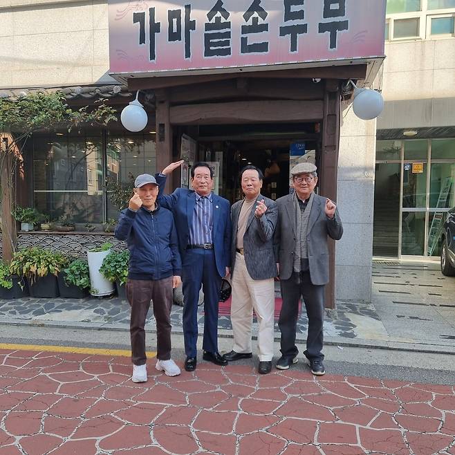 재경 월산초등학교 동창들. 학교를 여러군데 옮겨 다녀 동창회가 많지만 가장 편한 친구들이다.