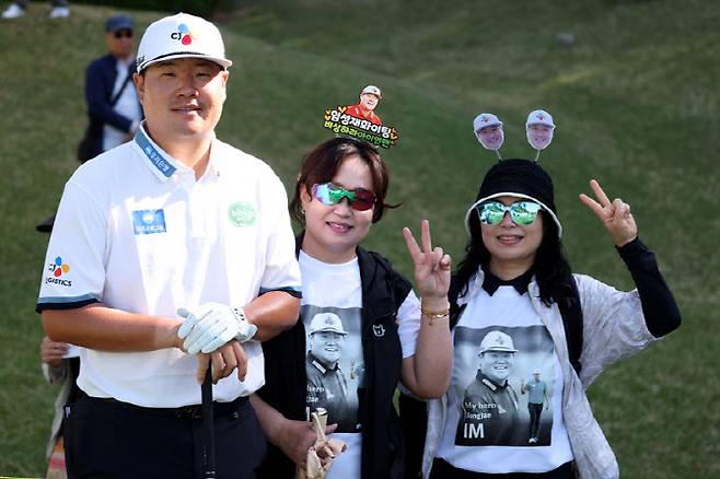 임성재가 24일 경기 파주시 서원밸리 컨트리클럽에서 열린 KPGA 투어 우리금융 챔피언십 2라운드 경기를 끝낸 뒤 자신의 얼굴이 새겨진 티셔츠를 맞춰 입고 응원하는 팬들과 함께 기념촬영하고 있다. (사진=KPGA)