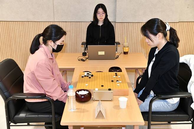 제9회 천태산배에 출전할 국가대표 선수를 뽑는 선발전 결승에서 스미레 6단(왼쪽)과 김채영 9단이 대국하고 있다.(사진 한국기원 제공)