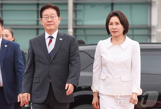 베트남 국빈 방문 공식일정을 마치고 귀국하는 이재명 대통령과 김혜경 여사가 24일(현지시간) 하노이 노이바이 국제공항에서 공군 1호기로 이동하고 있다. ⓒ 뉴스1 이재명 기자