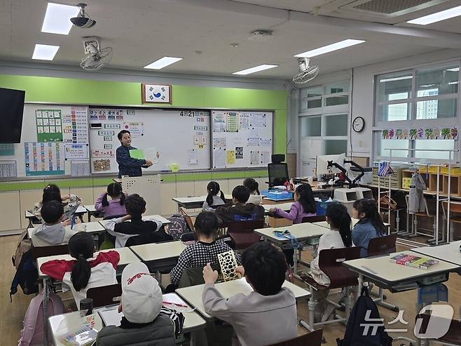 '리당맘' 학부모 회원이 학생들을 상대로 그림책을 읽어주고 있다.(전남교육청 제공, 재판매 및 DB금지)/뉴스1