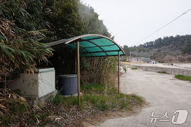 '가뭄에도 마르지 않는다'는 저도 선착장 앞 우물. 2026.4.24. 뉴스1 ⓒ News1 조영석 기자