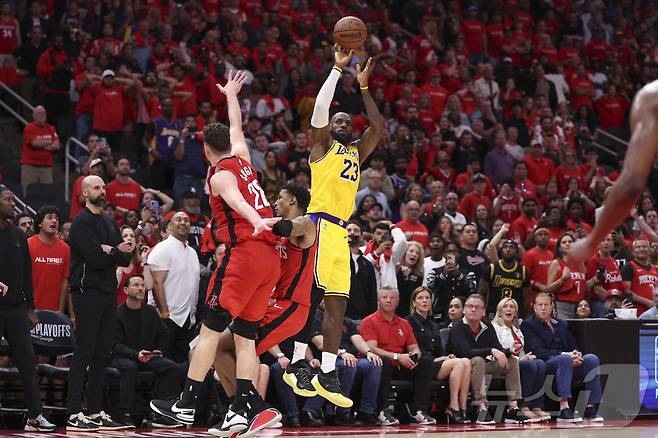 LA 레이커스의 르브론 제임스(23번)가 25일(한국시간) 열린 휴스턴 로키츠와 2025-26 NBA 서부 콘퍼런스 플레이오프 1라운드 3차전에서 29점 13리바운드 6어시트 3스틸로 활약했다. ⓒ 로이터=뉴스1