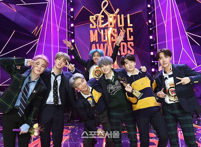 그룹 방탄소년단(BTS)가  ‘제28회 하이원 서울가요대상’ 시상식에서 대상을 수상한 뒤 기념촬영모습