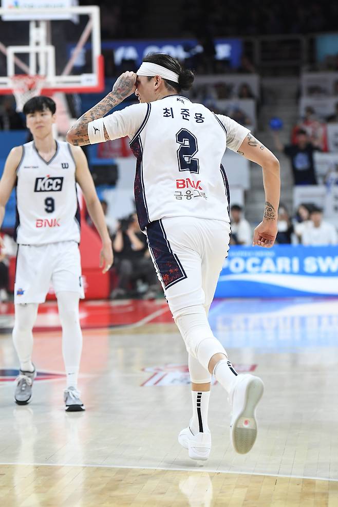 KCC 최준용이 안양정관장아레나에서 열린 2025~2026 LG전자 프로농구 4강 플레이오프 1차전 정관장과 경기에서 득점 후 세리머니 하고 있다. 사진 | KBL