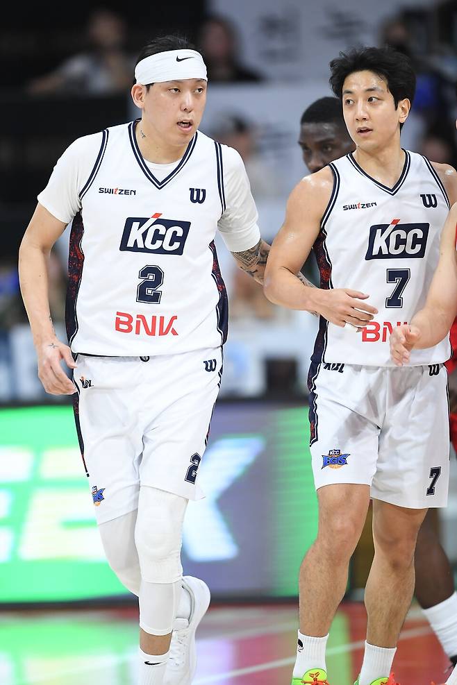 부산KCC 최준용과 허훈(오른쪽). /사진=KBL