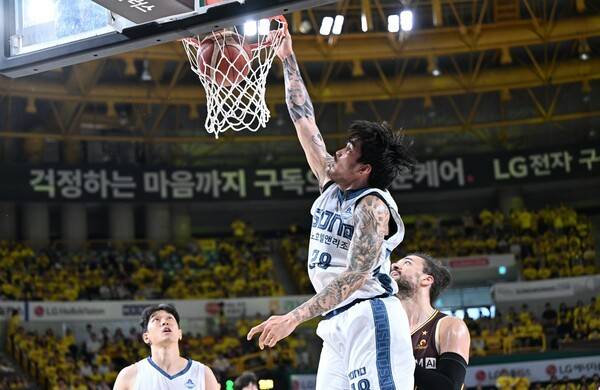 덩크슛하는 고양 소노 케빈 켐바오. /사진=KBL