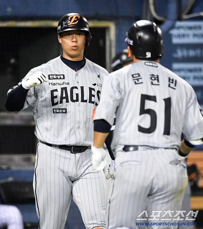 23일 잠실구장에서 열린 LG와 한화의 경기. 5회초 2사 한화 노시환이 솔로포를 터뜨린 문현빈을 반기고 있다. 잠실=박재만 기자 pjm@sportschosun.com/2026.04.23/