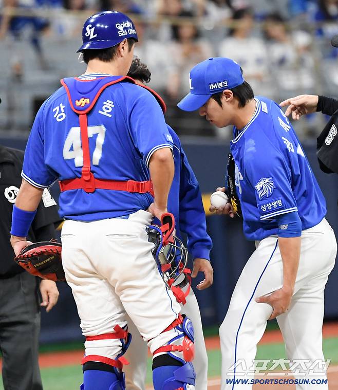 25일 서울 고척스카이돔에서 열린 키움과 삼성의 경기. 3회말 2사 삼성 원태인이 투구 도중 통증을 호소하고 있다. 고척=박재만 기자 pjm@sportschosun.com