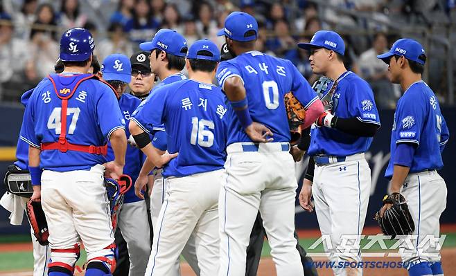 선발 원태인이 통증을 호소하자 야수 모두 마운드에 모여 걱정했다.