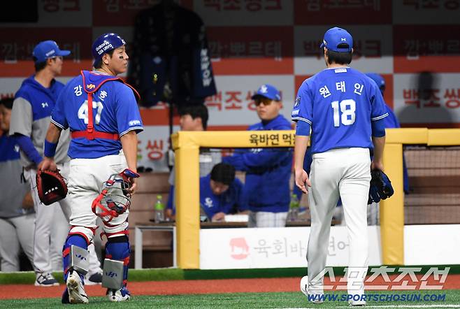 통증을 참고 이닝을 끝까지 책임진 원태인.