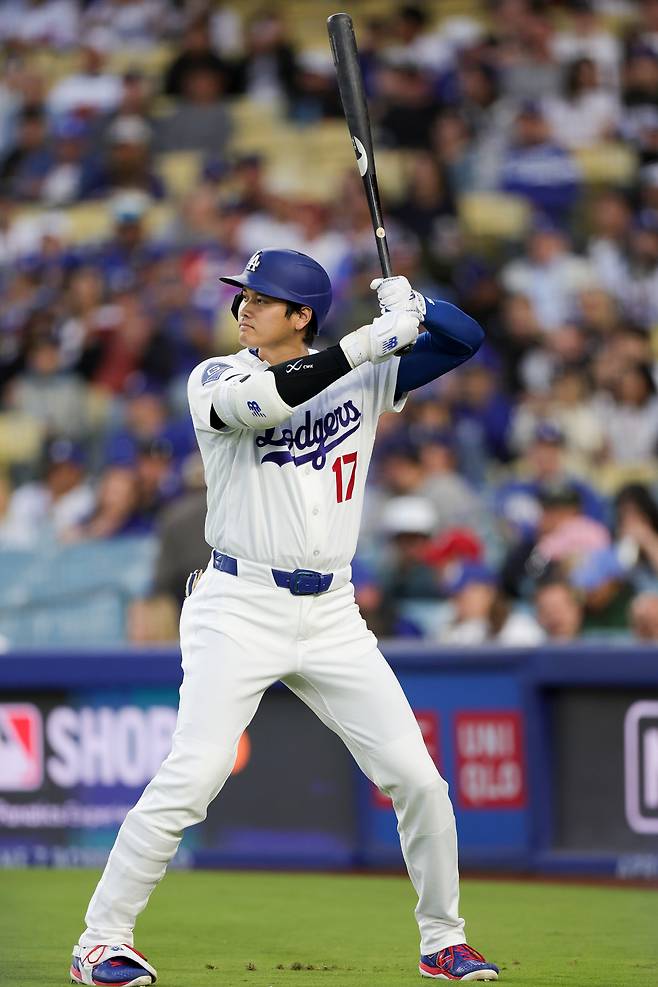 Los Angeles Dodgers designated hitter Shohei Ohtani stands in the on-deck circle before his at-bat during the first inning of a baseball game against the Chicago, Cubs Friday, April 24, 2026, in Los Angeles. (AP Photo/Ryan Sun)







<저작권자(c) 연합뉴스, 무단 전재-재배포, AI 학습 및 활용 금지>
