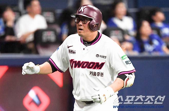 25일 서울 고척스카이돔에서 열린 키움과 삼성의 경기. 8회말 1사 키움 안치홍이 솔로포를 날린 뒤 환호하고 있다. 고척=박재만 기자 pjm@sportschosun.com/2026.04.25/