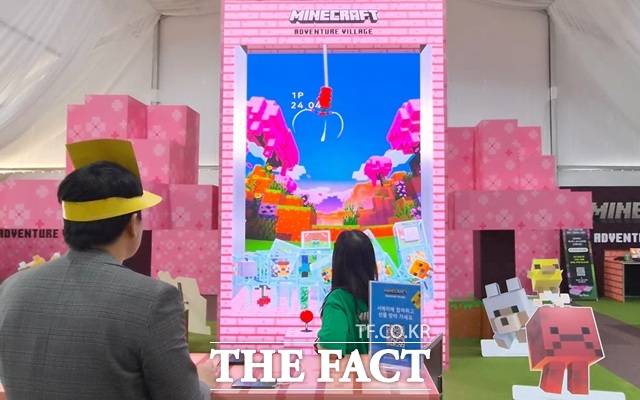 24일 '오승혁의 '현장''은 이날 개막한 고양국제꽃박람회를 방문했다. 많은 관람객들의 관심을 모은 마인크래프트 어드벤처 빌리지에서 취재진이 아기몹 갓챠를 체험하고 있다. /고양국제꽃박람회=오승혁 기자