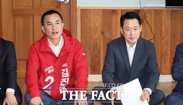 6·3 지방선거에서 재선에 도전하는 김진태 강원도지사가 22일 장동혁 국민의힘 대표에게 '결자해지'를 요구했다. 사진은 장 대표와 김 지사가 22일 오전 강원도 양양군 손양면 수산리어촌마을회관에서 열린 지도부 방문 지방선거 공약 발표 현장에 참석해 있는 모습. /뉴시스