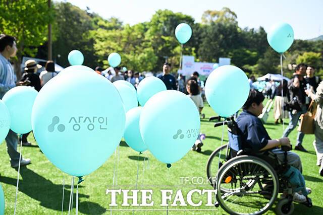 25일 경기 과천시 서울랜드 바이킹 광장에서 열린 상상인그룹 '피크닉데이'에서 참여 임직원들로 붐비고 있다. /과천=남윤호 기자
