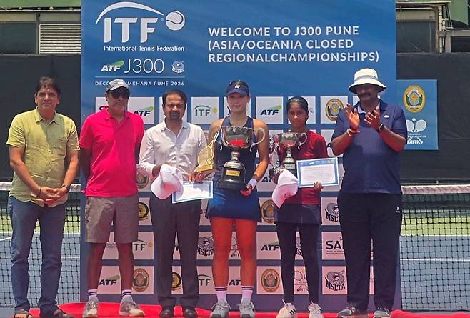 ITF 푸네 국제주니어테니스대회에서 우승을 차지한 심시연(오른쪽에서 세번째)