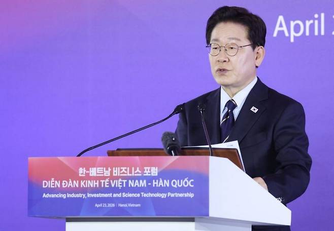 이재명 대통령이 23일(현지시간) 베트남 하노이 한 호텔에서 열린 한-베트남 비즈니스포럼에서 발언하고 있다. 연합뉴스