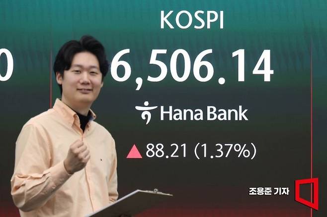 미국과 이란의 종전 협상 재개 낙관론에 뉴욕증시 3대 지수가 강세로 마감한 가운데 코스피도 장중 6550선을 돌파하며 사상최고치로 경신한 지난 23일 서울 중구 하나은행 본점 딜링룸에서 직원이 증시와 환율 등을 모니터하고 있다. 조용준 기자