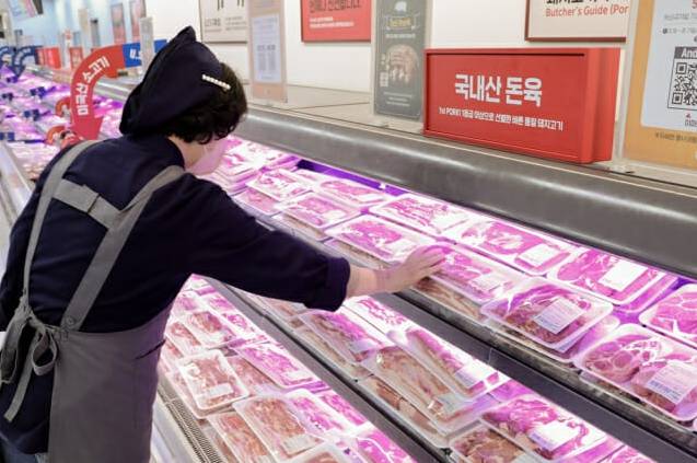 대형마트 휴무일? 이마트·롯데마트·홈플러스·코스트코 ‘할인 밥상물가’ = 이마트·롯데마트·홈플러스·코스트코 등 대형마트가 이번 주는 각사별 특색있는 할인행사에 돌입한다. 이마트는 ‘바비큐 파티’을, 롯데마트는‘완구 할인’ 행사를, 홈플러스는 ‘나들이 먹거리’ 할인를 진행한다. &nbsp;©사진=이마트: 대형마트 휴무일? 이마트·롯데마트·홈플러스‧코스트코 등 마트 휴일, 쉬는날