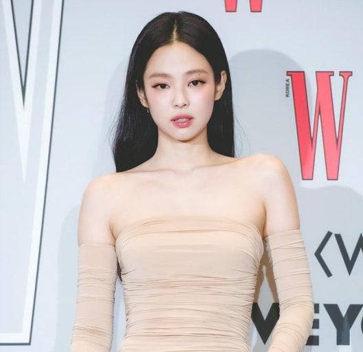 납작한 어깨 승모근과 가느다란 팔뚝이 90도를 이루는 ‘직각 어깨’가 젊은층에서 미의 기준이 되고 있다. 대표 주자인 블랙핑크 제니. /뉴스1