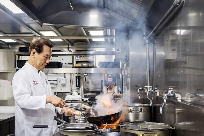 후덕죽 사부는 열한 살 무렵부터 웍을 잡았다. 그는 "주방장이 웍을 돌리면 불이 휙휙 올라오는 게 그렇게 멋져 보였다”고 했다./장은주 영상미디어 객원기자