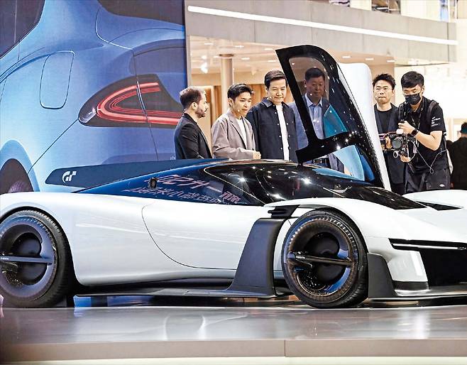 운전대를 없앤 로보택시와 “시속 100㎞까지 1초대” 샤오미 수퍼카 중국 대표 자동차 기업 중 하나인 체리자동차가 베이징 모터쇼에서 선보인 운전석과 핸들을 아예 없앤 고급 자율 주행 콘셉트카(위쪽)의 모습. 사람이 다가서면 문이 위로 열린다. 중국 빅테크 중 하나인 샤오미는 이번 모터쇼에서 정지 상태에서 2초도 안 돼 시속 100㎞까지 도달하는 ‘비전 그란 투리스모 콘셉트카’(아래쪽)를 선보였다. /최은경 기자·AFP 연합뉴스