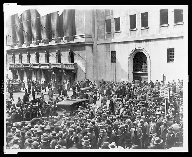 1929년 대폭락 직후, 미국 뉴욕증권거래소 밖에 군중들이 모여든 모습/웅진지식하우스