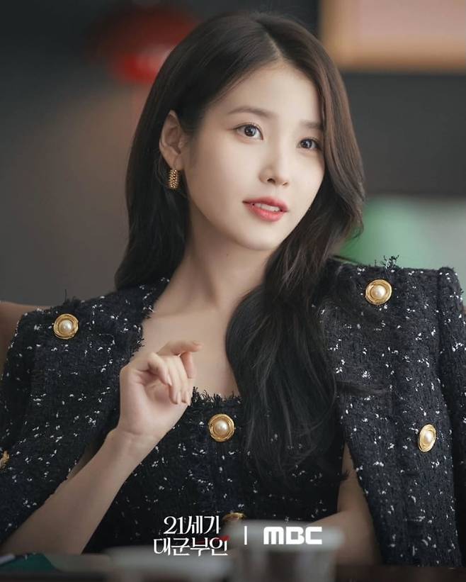 1화에서 시선을 집중시킨 성희주의 발망의 트위드 셋업 룩. @mbcdrama_now