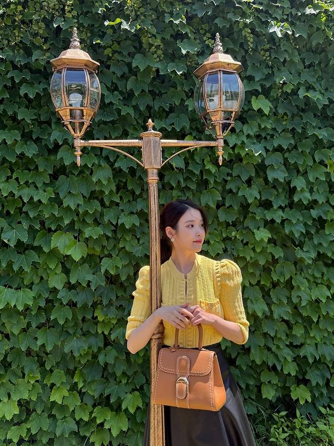 라장스(L’AGENCE)의 옐로우 가디건관 델보 브릴리언트 백. @dlwlrma