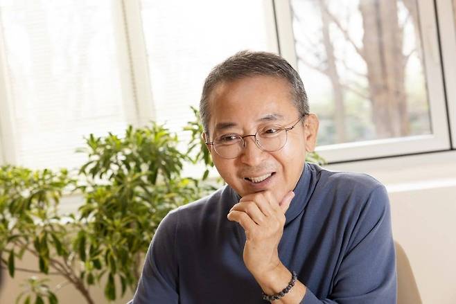 LG에너지솔루션 전 부회장이자 현 고문인 권영수. LG그룹에 45년간 몸담으며 사원에서 부회장까지 오른 신화적 리더. 디스플레이, 화학, 통신, 에너지솔루션 등 LG의 핵심 사업을 두루 이끈 경험담을 기록한 책 ‘당신이 잘되길 바랍니다’를 출간했다./사진=김흥구