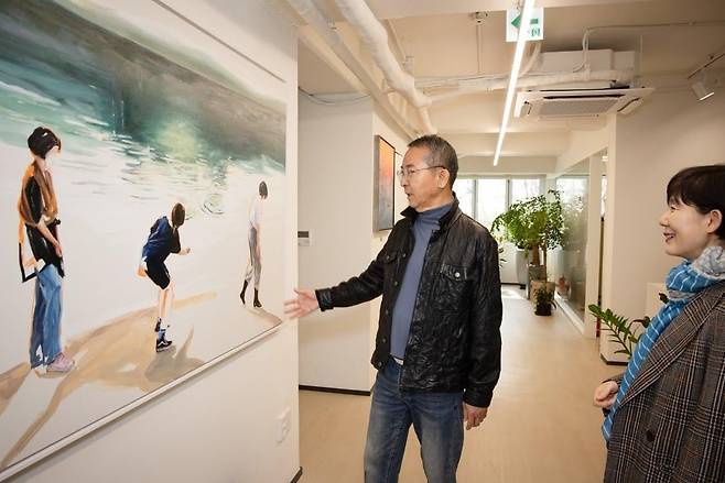 사람의 따뜻한 성장사를 그린 그림 앞에 선 권영수./사진=김흥구