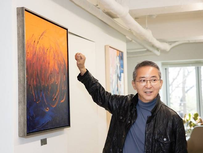 자신의 인생을 회고하며 직접 그린 추상화. 지금은 따뜻한 주황색 부근에 가 있다고./사진=김흥구