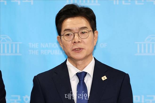 정원오 더불어민주당 서울시장 후보가 10일 오전 서울 여의도 국회 소통관 기자회견장에서 기자회견을 마친 뒤 취재진의 질문에 답변하고 있다. ⓒ데일리안 홍금표 기자