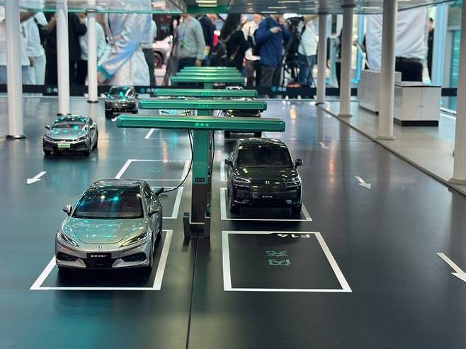 BYD의 충전 인프라를 나타내는 모형ⓒ데일리안 편은지 기자