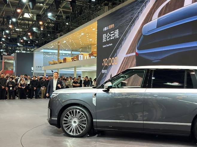 허샤오펑 샤오펑 회장이 24일 중국 베이징 모터쇼에서 신차와 자율주행 기술을 발표하고 있다.ⓒ데일리안 편은지 기자