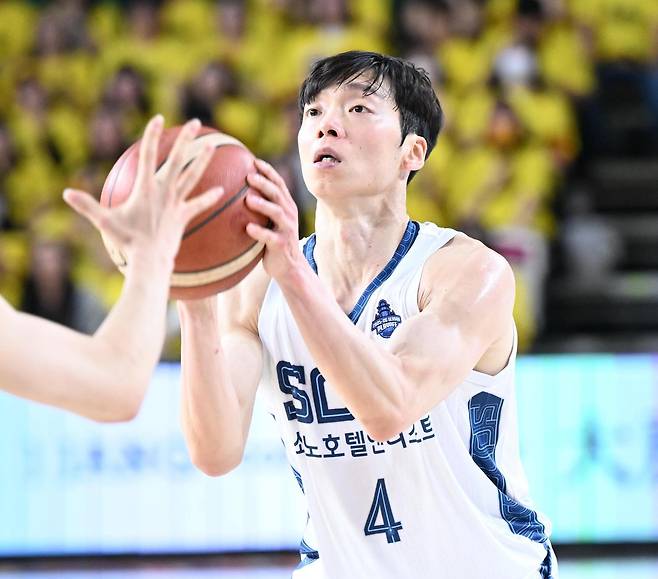 베테랑 가드 이재도가 23일 경남 창원체육관에서 열린 LG와의 2025∼2026시즌 프로농구 4강 플레이오프 1차전에서 슛 동작을 하고 있다. KBL 제공