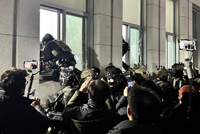 2024년 12월 4일 새벽 계엄군이 서울 영등포구 국회 창문을 부수고 진입하고 있다. 전날 밤 윤석열 당시 대통령은 긴급 대국민 담화를 통해 비상계엄령을 선포했다. 뉴시스