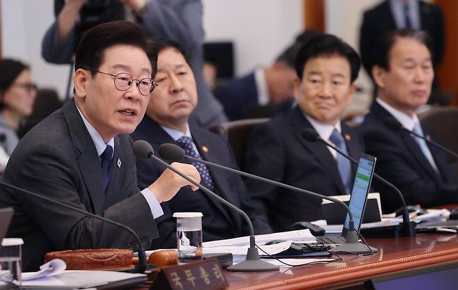 이재명 대통령이 지난달 24일 청와대에서 열린 11회 국무회의에 참석해 발언하는 모습을 옆에 앉은 정동영 통일부장관이 물끄러미 지켜보고 있다. 청와대사진기자단