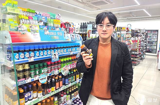 이해성 ㈜황후바이오 대표가 서울 강남구 지하철2호선 강남역 인근의 한 편의점에서 숙취해소제 ‘슬기로운 간 생활(슬간생)’을 들어 보이고 있다. 이설 기자 snow@donga.com