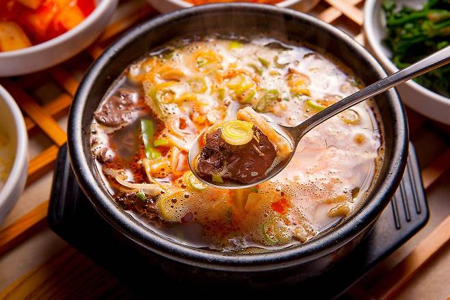 전통적으로 한국에서는 콩나물국, 북엇국, 선짓국 같은 따뜻한 국물로 속을 달래는 해장 문화가 발달했다. 음주 문화 변화와 간편함에 대한 수요가 맞물리며 1992년 국내 첫 숙취해소 음료가 등장했다. 게티이미지코리아