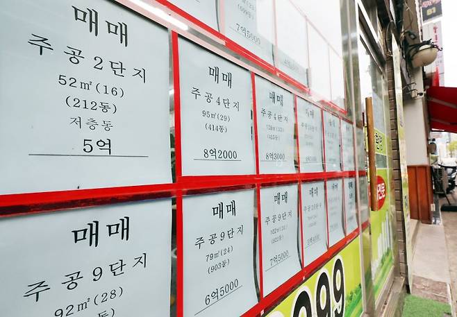 서울 노원구의 한 부동산에 매물 정보가 게시되어 있다. 한국부동산원에 따르면 지난 3월 다섯째 주 기준 관악구(0.26%), 구로구(0.24%), 노원구(0.24%) 등 서울 외곽 지역은 서울 아파트 평균 상승률인 0.12%의 두 배가 넘는 가파른 오름세를 기록했다. 뉴시스