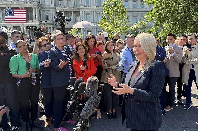 지난 23일(현지시각) 캐럴라인 레빗 백악관 대변인이 기자들과 대화하고 있다. 워싱턴/타스 연합뉴스